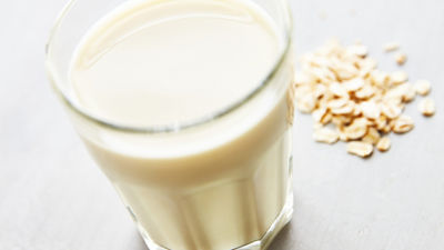 un vaso de leche de avena