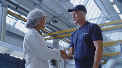 Opérateur et technicien de maintenance se serrant la main 