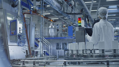 Operatör och fyllningsmaskin