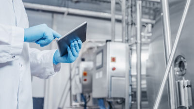 Operador en planta con una tableta