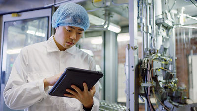 使用平板电脑的操作员