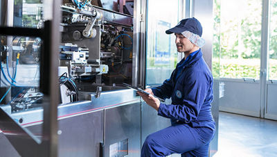 Operator and filling machine