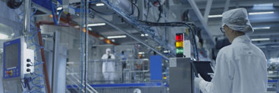 操作平板和灌装机的女士