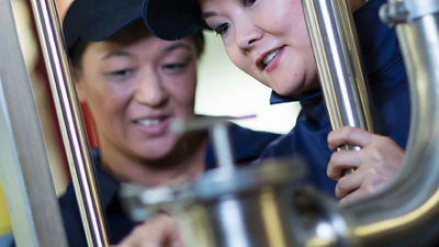 Trabalhadores de fábrica executando uma manutenção.
