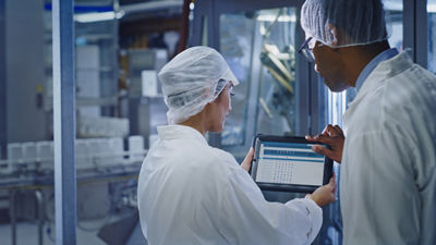 Operadores verificando dados no tablet