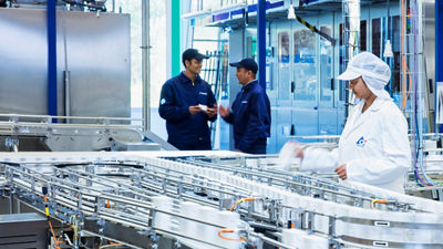 お客様と流通ライン、背景に 2 名のオペレーター