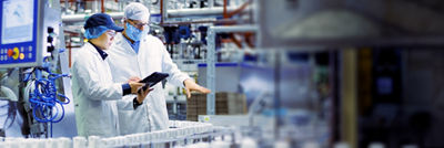 Operadores, linha de distribuição e máquina de envase