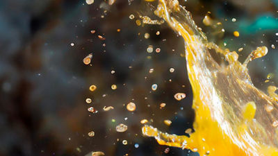 Gros plan sur une éclaboussure de jus