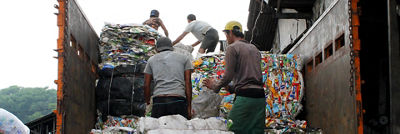 Pengumpulan kemasan karton bekas minuman.