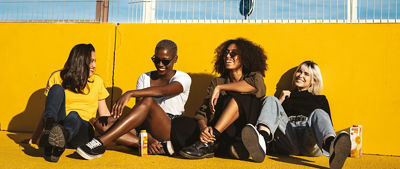 Sitzendedlchelnde Menschen