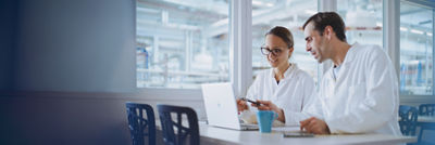 Especialistas em alimentos em frente a um computador, conversando