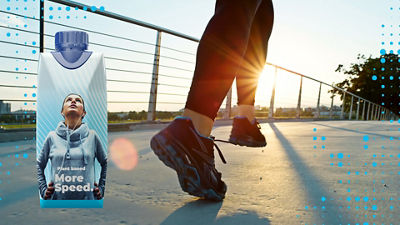 Mann läuft mit Verpackung im Vordergrund