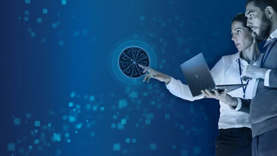 Personas mirando datos en una pantalla de computadora, imagen en tonos azules