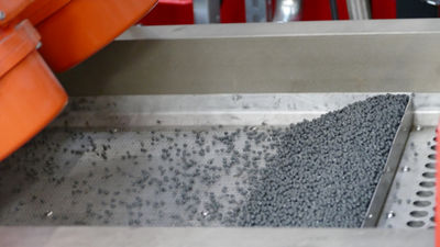 挤压造粒特写，由回收再生的饮料纸基包装制成的颗粒