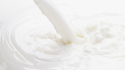 Vertido de leche en un vaso