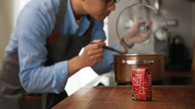 Mann beim Kochen in der Küche