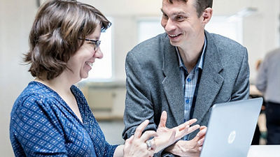 Experts talking in front of a laptop