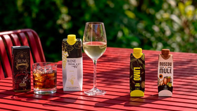 Destilados, vinho e bebidas alcoólicas RTD em uma caixa em uma mesa