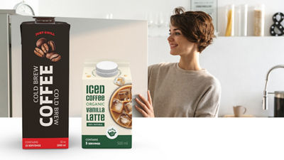 Kvinna i kök, iskaffe i Tetra Brik Aseptic och Tetra Rex takåsförpackningar