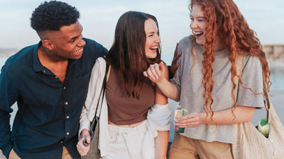 tre persone che ridono insieme