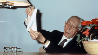 Ruben Rausing showing a paper model of the Tetra Classic package design