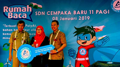 Acara yang bertemakan lingkungan ini juga dimeriahkan dengan penampilan tarian dan drum band dari murid-murid SDN Cempaka Baru 11 Pagi.