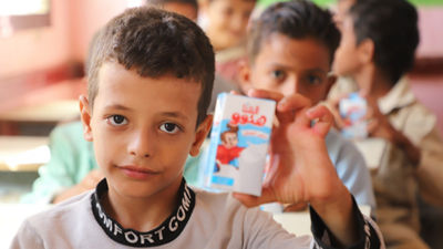 学校男孩和TetraBrikAsepti