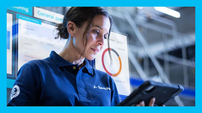 Kvinnlig servicetekniker som tittar på data, övervakning av utrustning