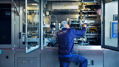 Ingeniero de servicio y máquina de llenado