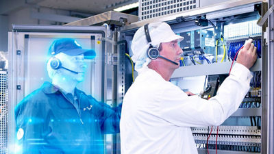 Technicien de maintenance et avatar, assistance à distance