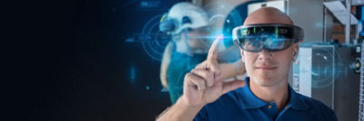 Ingegnere dell'assistenza con occhiali HoloLens, supporto remoto