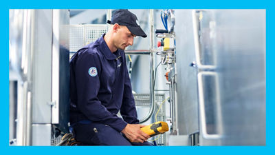 Servicetekniker kontrollerar utrustning