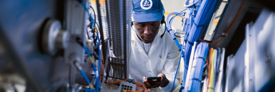 Un ingeniero de servicio prueba equipos