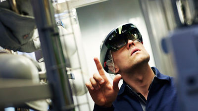 服务工程师穿全息