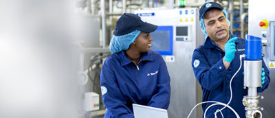 Servicetekniker justerar inställningar på utrustning