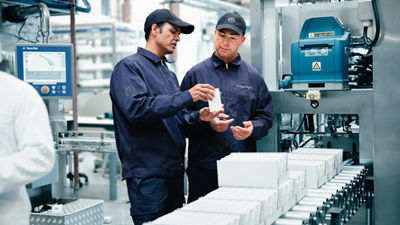 Pessoas trabalhando em uma fábrica.
