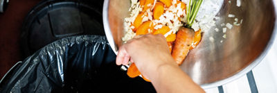 Zanahorias y cebollas picadas, reciclaje de alimentos