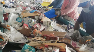 Personnes triant manuellement les emballages carton