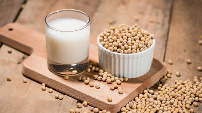 Bebida de soja y granos de soja sobre una mesa