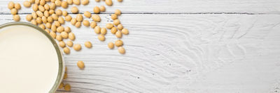 Sojagetränk und Sojabohnen auf einem Tisch