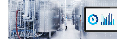 Tablette et usine floue en arrière-plan