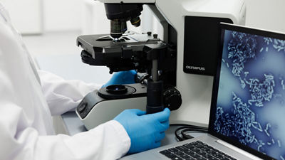 Técnico e microscópio