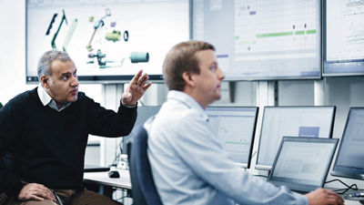 un equipo analiza datos 