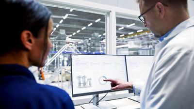 Tetra Pak coworkers looking on integration of analytics.