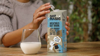 Bebida à base de aveia e tampa fixa na embalagem cartonada