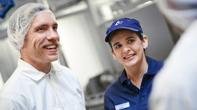 deux employés dans une usine