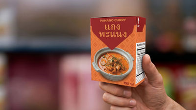 มือกำลังถือบรรจุภัณฑ์แบบกล่อง Tetra Recart