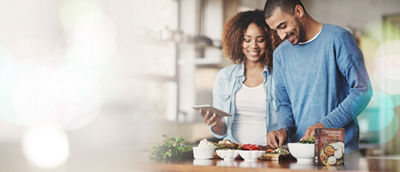 Una pareja prepara una comida en la cocina