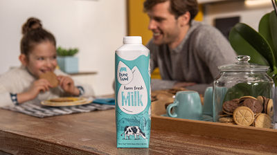 une jeune fille et son père prenant leur petit-déjeuner à table