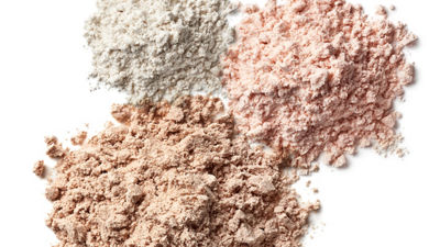 Três lotes de pó, cores diferentes